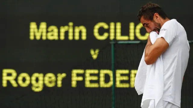 西裏奇在比賽間歇用毛巾擦臉