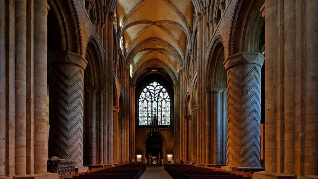 За свою тысячелетнюю историю Даремский собор повидал немало перемен: смартфоны и социальные сети - лишь самые недавние из них