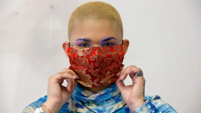 женщина в маске