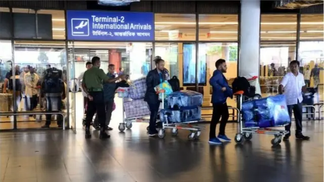 করোনাভাইরাসের ছড়িয়ে পড়া ঠেকাতে বিদেশ থেকে আসা মানুষদের কোয়ারেন্টিনে থাকার পরামর্শ দেয়া হয়েছে।