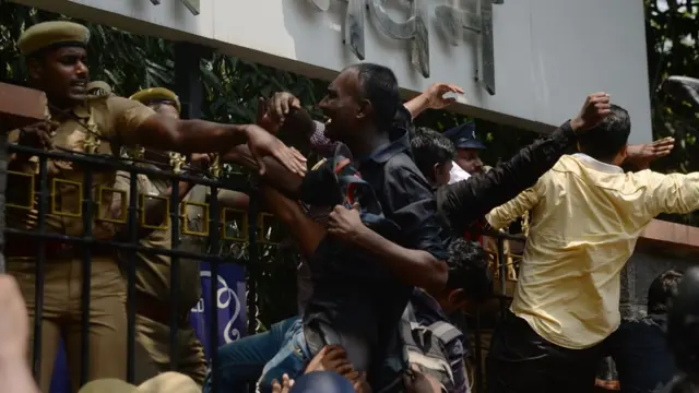 'ஐ.பி.எல். கிரிக்கெட் போட்டி சென்னையில் இருந்து மாற்றமா?'