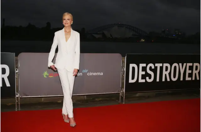 基德曼在片中扮演洛杉矶警探艾琳·贝尔。