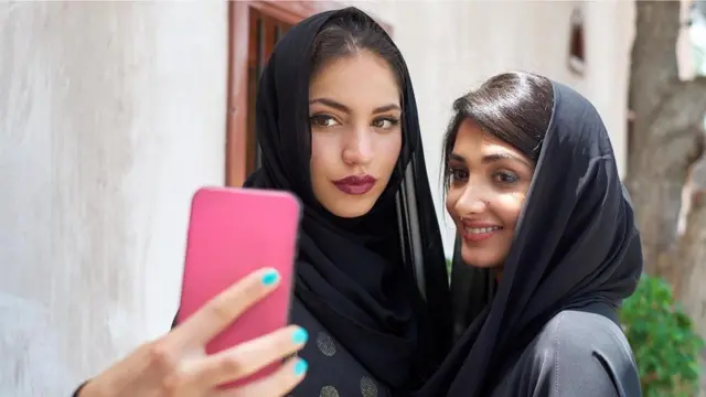 كيف تؤثر وسائل التواصل الاجتماعي على رضانا عن ملامحنا؟