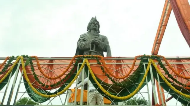 કરણીસેનાનો દાવો છે કે સમ્રાટ મિહિર ભોજ રાજપૂત હતા અને તકતી પર 'ગુર્જર' શબ્દ લખવો યોગ્ય નહોતો