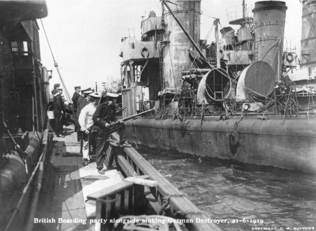 英国海军舰艇靠近德国驱逐舰