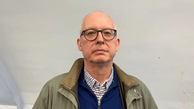 کریس به طور داوطلبانه از پناهجویان حمایت می‌کند تا درخواست شان پذیرفته شود