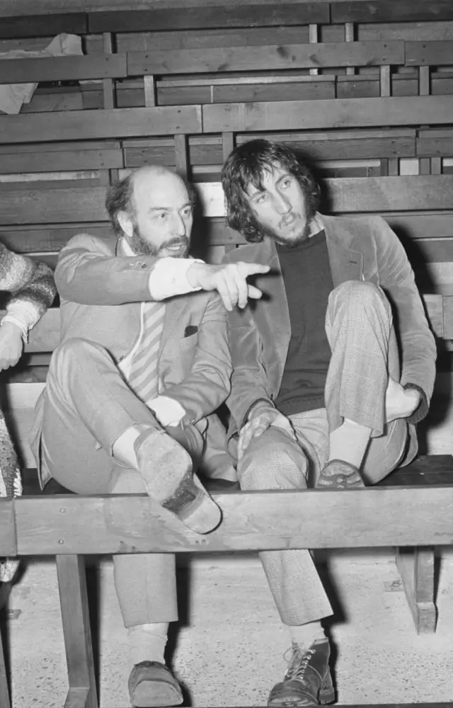 Директор театра Young Vic Фрэнк Данлоп и Пит Таунсенд обсуждают в зале театра детали будущей постановки Lifehouse. 10 февраля 1971 г.