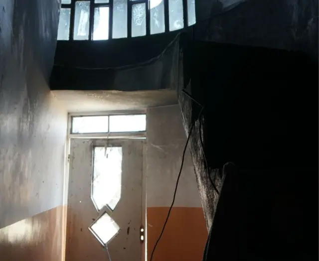 أضرار داخل المنزل بسبب تفجير داخلي من تنفيذ انتحاري