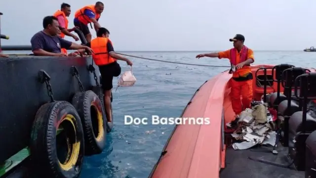 جمع آوری قطعات از دریا