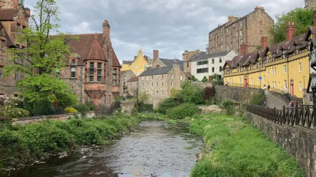 Sông Leith chảy qua Dean Village đẹp như một bức tranh