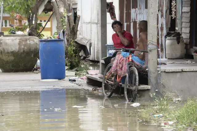เพื่อนบ้านของอนงค์พร ร้องเพลง แหลมตะลุมพุก เสียงดัง