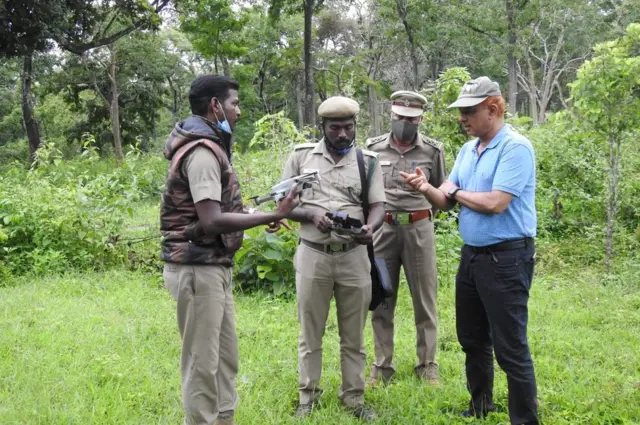 డ్రోన్ సిబ్బందితో రివాల్డో కదలికలను పర్యవేక్షిస్తున్న నాటి తమిళనాడు చీఫ్ వైల్డ్లైఫ్ వార్డెన్ డాక్టర్ శేఖర్ కె నీరజ్