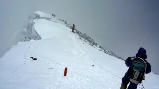 Unidentified mountaineers descend from the summit of Everest. (file picture)