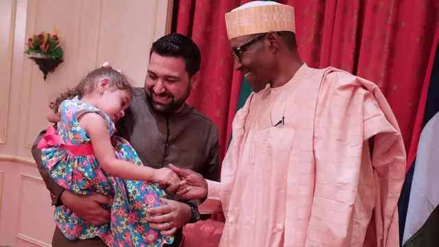 Shugaban Najeriya Muhammadu Buhari yayin da ya gana da wata karamar yarinya wadda aka ce mai kaunarsa ce, a fadarsa da ke Abuja ranar Litinin