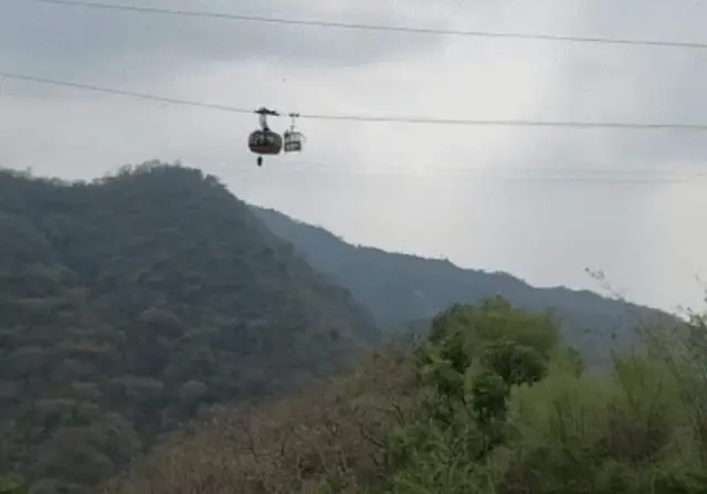 પરવાણુના ટિમ્બર ટ્રેલમાં ફસાયેલા પૈકી બે લોકોને બચાવી લેવામાં આવ્યા છે, પરંતુ કેબલ કારમાં હજુ પણ નવ લોકો છે
