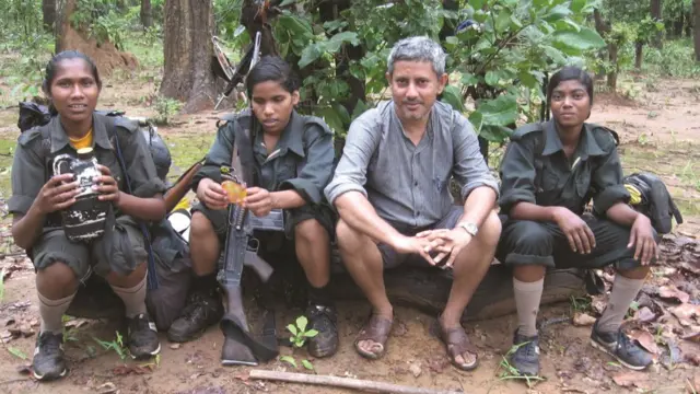 বিবিসি বাংলার রেডিও সিরিজ 'মাওবাদীদের মুক্তাঞ্চল' তৈরি করতে শুভজীৎ বাগচী ভারতের ছত্তিশগড়ের গহীন জঙ্গলে গেরিলাদের সাথে এক মাস কাটান।