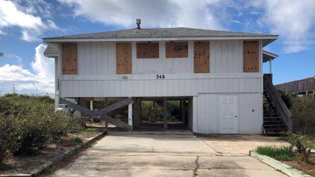 Casa com portas e janelas reforçadas com madeira, em preparativo para a chegada do furacão Florence, que ameça os EUA
