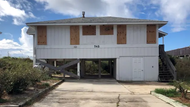 Casa com portas e janelas reforçadas com madeira,betkubi online casinopreparativo para a chegada do furacão Florence, que ameça os EUA