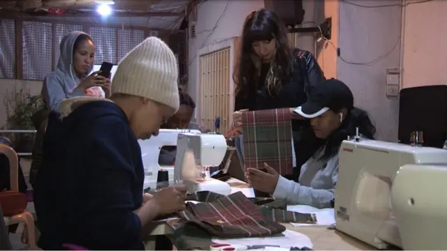 صف حياكة في مقر إيغنا ليغنا في بيروت مع مصممة الأزياء بيا ماريا بشارة