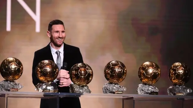 Barcelona Argentinian forward Lionel Messi reacts afta im win di Ballon d'Or 2019 trophy