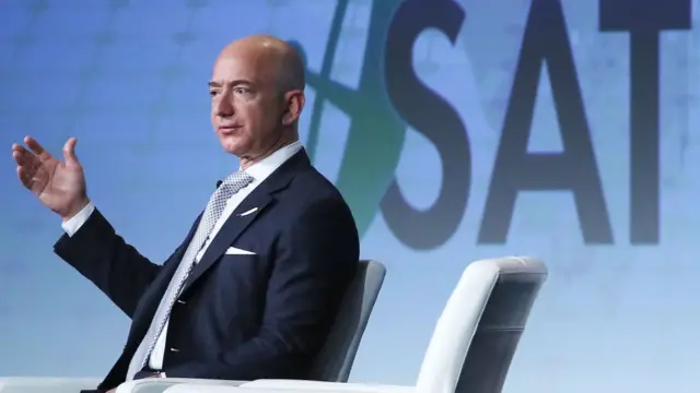 นายเจฟฟ์ เบซอส ผู้ก่อตั้งและประธานผู้บริหารกิจการค้าปลีกออนไลน์ยักษ์ใหญ่ แอมะซอน