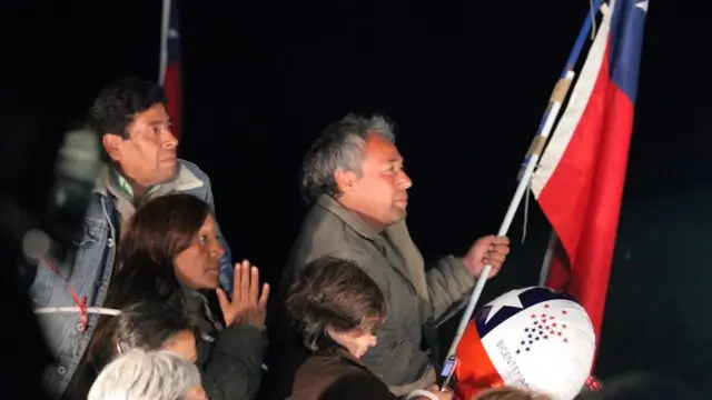 Familiares de los mineros esperando la salida de los mismos tras el rescate.