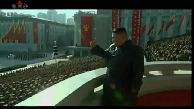 북한 관영 조선중앙TV는 지난 1월 16일 김정은 노동당 총비서가 제8차 당 대회 기념 열병식 참가자들과 기념사진을 찍었다고 17일 보도했다.