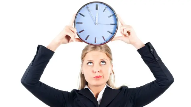 Mulher com relógio na cabeça