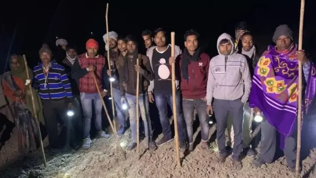 शेताची राखण करणारे नागरिक