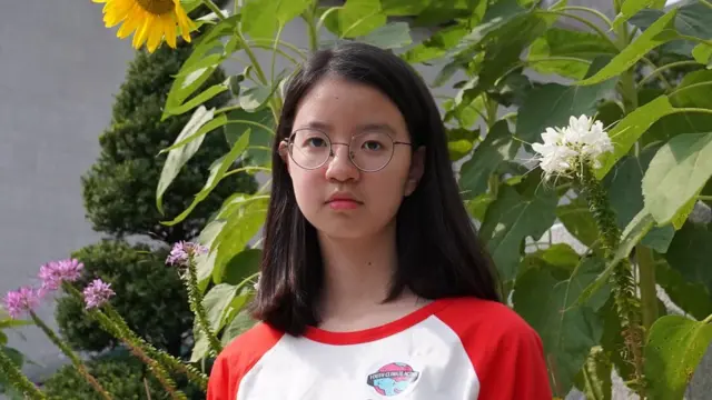 (캡션) 김도현 학생은 셔츠에 달린 배지를 청소년들이 직접 디자인 한 것이라고 소개했다