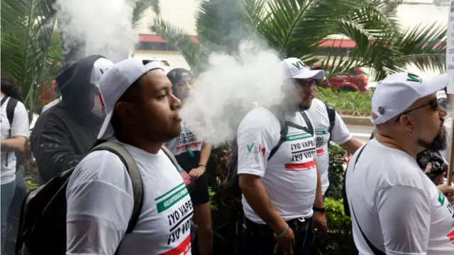 Homem fumando cigarro eletrônico