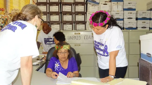 La presidenta de las Islas Marshall, Hilda Heine, junto a miembros del Comisión Nuclear Nacional