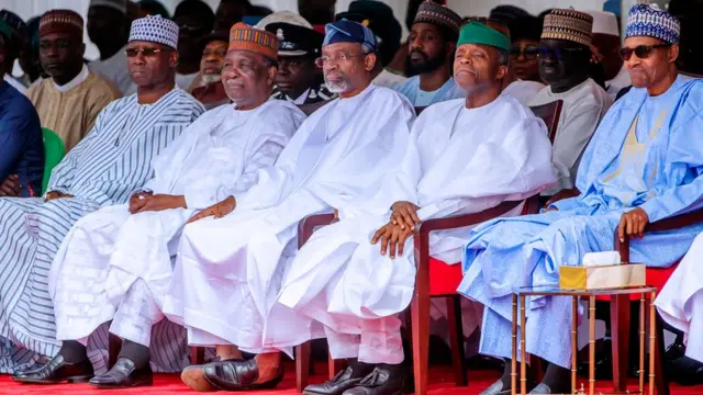 Shugaba Muhammadu Buhari tare da mataimakinsa Osinbajo da Yakubu Gowon yayin bikin 'yancin mulkin kai na shekara 59