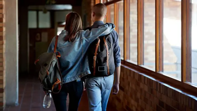 Casal andando abraçadobetano codigocostas