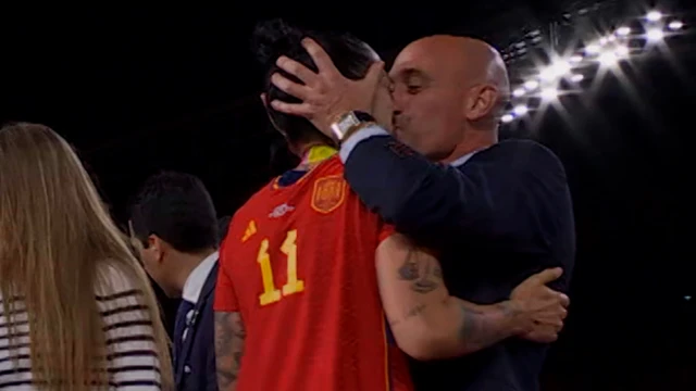 Luis Rubijales ljubi Dženi Ermoso