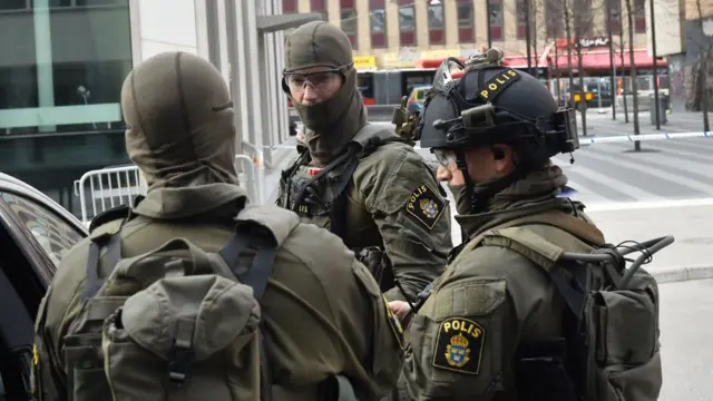 Fuerzas especiales suecas en Dottninggatan., Estocolmo, donde un camión atropelló a varias personas