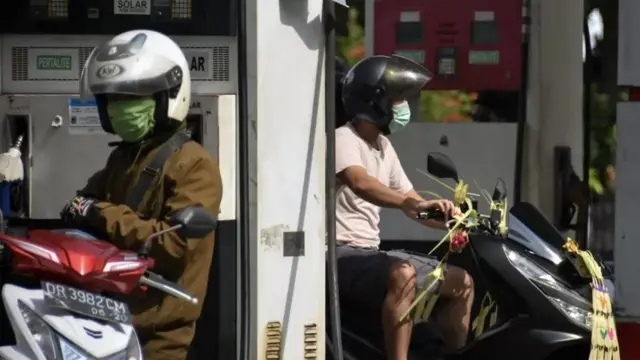 Pengisian BBM di sebuah SPBU.