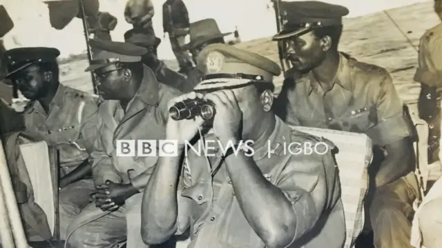 Major Gen Aguiyi na Kachia ebe ndị agha mere mmemme n'afọ 1966. Gen Gowon nọ n'azụ ya.