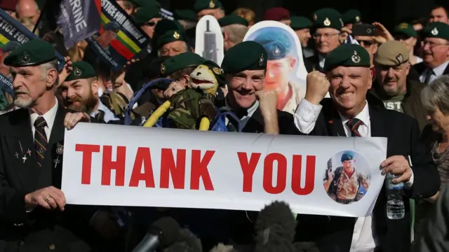 Mahkeme önünde sevinç gösterisi