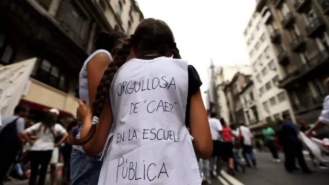 Protesta a favor de la escuela pública en Argentina.