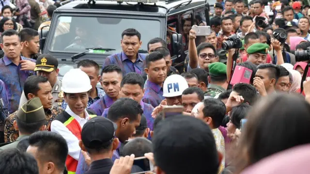 Paspampres mengawal Jokowi