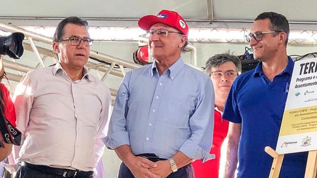O ex-prefeito de São Bernardo, Luiz Marinho, ao lado de Alckmin, que usa um boné do MST