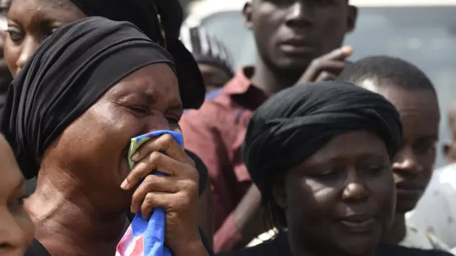 Dis mama dey cry for di burial of her husband wey die join 40 others when herdsmen attack some village for Benue, central Nigeria