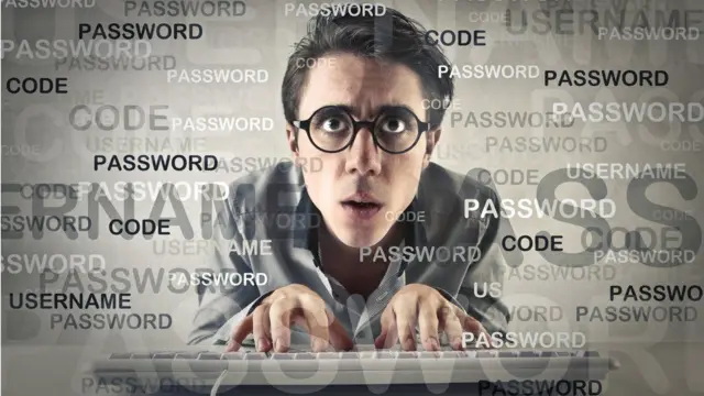 Hombre joven tecleando en un computador.