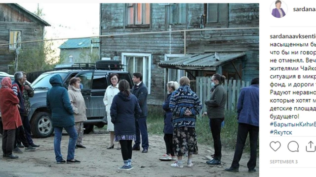 Şəhər meri yeni mənzilə ehtiyacı olan sakinlərlə görüş keçirir.