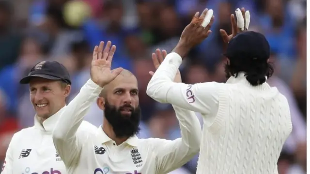 रविंद्र जडेजा का विकेट चटकाने के बाद इंग्लैंड के खिलाड़ी मोईन इली