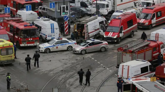 Скопление машин полиции, пожарных и "скорой помощи" у станции метро "Сенная площадь" в Питере