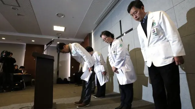 긴급 기자회견하는 의료진