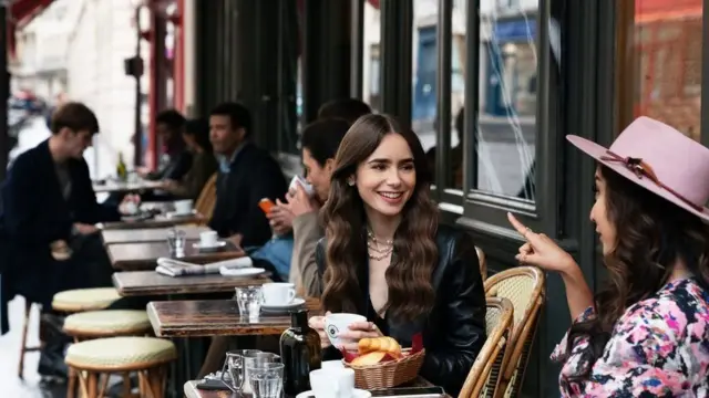 Lily Collins oo ku jirta filimka Emily in Paris