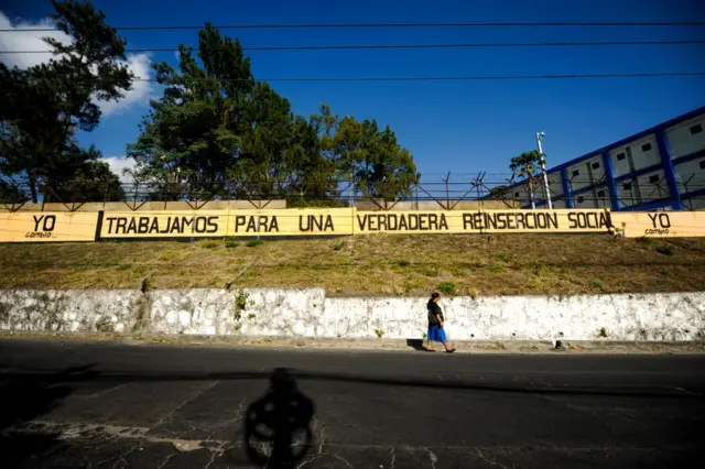 Mujer camina frente al centro penal La Esperanza, en San Salvador, el 4 de marzo de 2020.